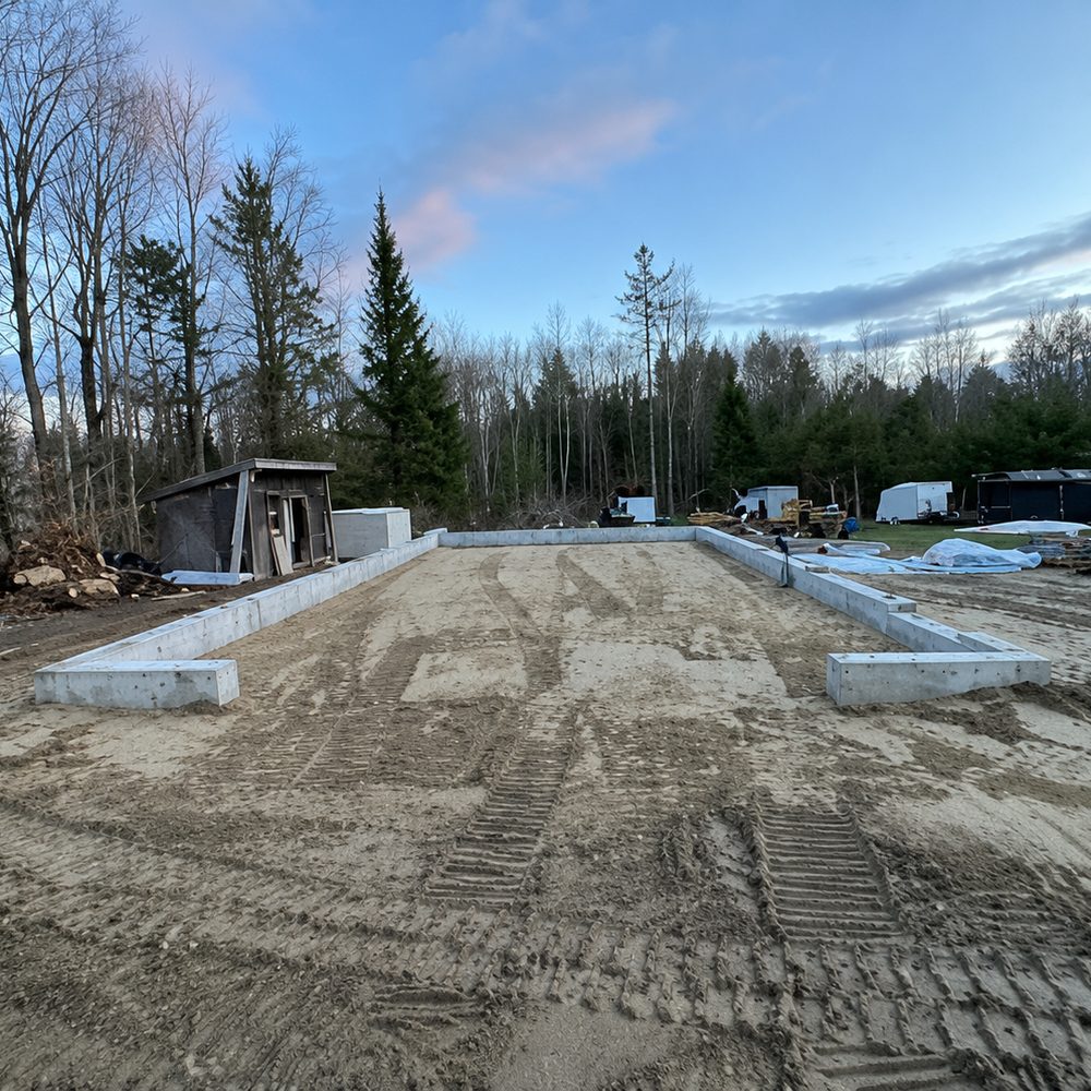 Bras d'excavatrice creusant une tranchée pour drainage