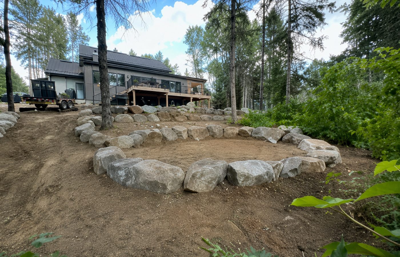 Espace extérieur nivelé après travaux à Mirabel